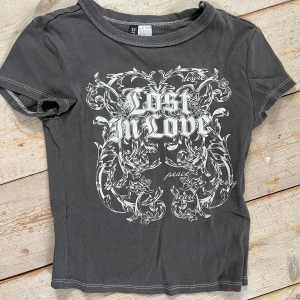 Snygg topp - Baby tee/crop top. Bra skick, använd typ en gång. Säljer då den inte passar!