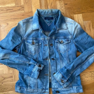 Jeansjacka  - Snygg jeansjacka från Tommy Hilfiger perfekt nu till våren och sommaren ☀️ Storlek 36.