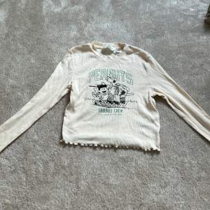 En tröja som blivit använd 1 gång och som bara har legat i garderåben som ingen använder!☺️