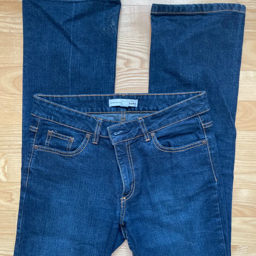 Måste tyvärr sälja vidare dessa jeans då de var för stora för mig. Sista bilden är lånad. Står att de är strl 40 men passar 38. Superbra skick! Midja: low/mid waist Midjemått: 39cm Innerben: 81cm Hör gärna av dig vid frågor/prisdiskussion💕. Jeans & Byxor.