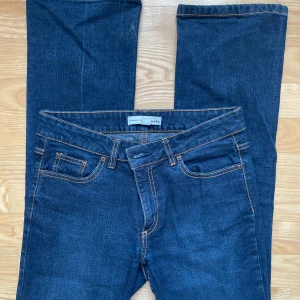 Marinblå utsvängda jeans - Måste tyvärr sälja vidare dessa jeans då de var för stora för mig. Sista bilden är lånad. Står att de är strl 40 men passar 38. Superbra skick! Midja: low/mid waist Midjemått: 39cm Innerben: 81cm Hör gärna av dig vid frågor/prisdiskussion💕