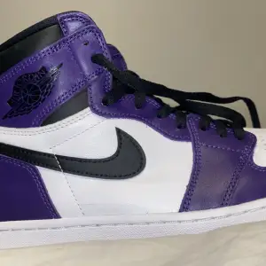 Säljer mina oanvända Court Purple Jordans i Eu 43, Us 9,5. Köpta i butik Levels i Dubai och endast legat i garderoben sen dess. Hör gärna av dig vid intresse, pris kan också diskuteras. Type of Jordan Number 555088-500