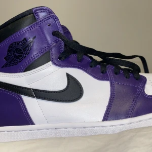 Air Jordan 1 Retro High OG "COURT PURPLE" - Säljer mina oanvända Court Purple Jordans i Eu 43, Us 9,5. Köpta i butik Levels i Dubai och endast legat i garderoben sen dess. Hör gärna av dig vid intresse, pris kan också diskuteras. Type of Jordan Number 555088-500