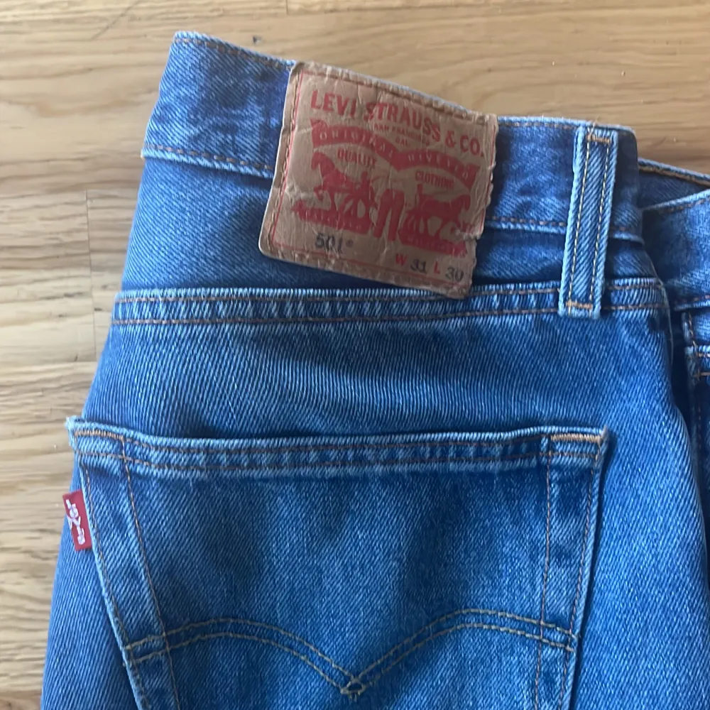 501 jeans använda ganska mycket inga slit märken eller skador på jeansen. Jeans & Byxor.