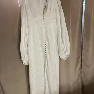 Vit Positano klänning från Adoore storlek 42(liten i storleken). Ny med prislapp kvar 