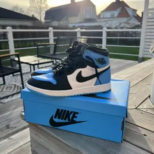 Jordan 1 High UNC TOE. Köpta på SNS. Extra snören tillkommer. Skick: 9,5/10. Storlek 43