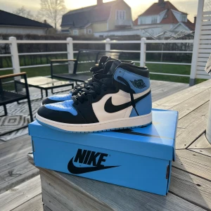 Jordan 1 UNC TOE - Jordan 1 High UNC TOE. Köpta på SNS. Extra snören tillkommer. Skick: 9,5/10. Storlek 43