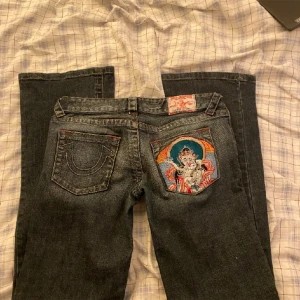 True religion jeans  - Säljer dessa sjukt coola och snygga true religion jeansen! Dem är lågmidjade och bootcut!❤️ Midjemått: ca 36cm (rakt över) Innerbenslängden: ca 83cm  Dem är i nyskicka och har inga defekter!❤️