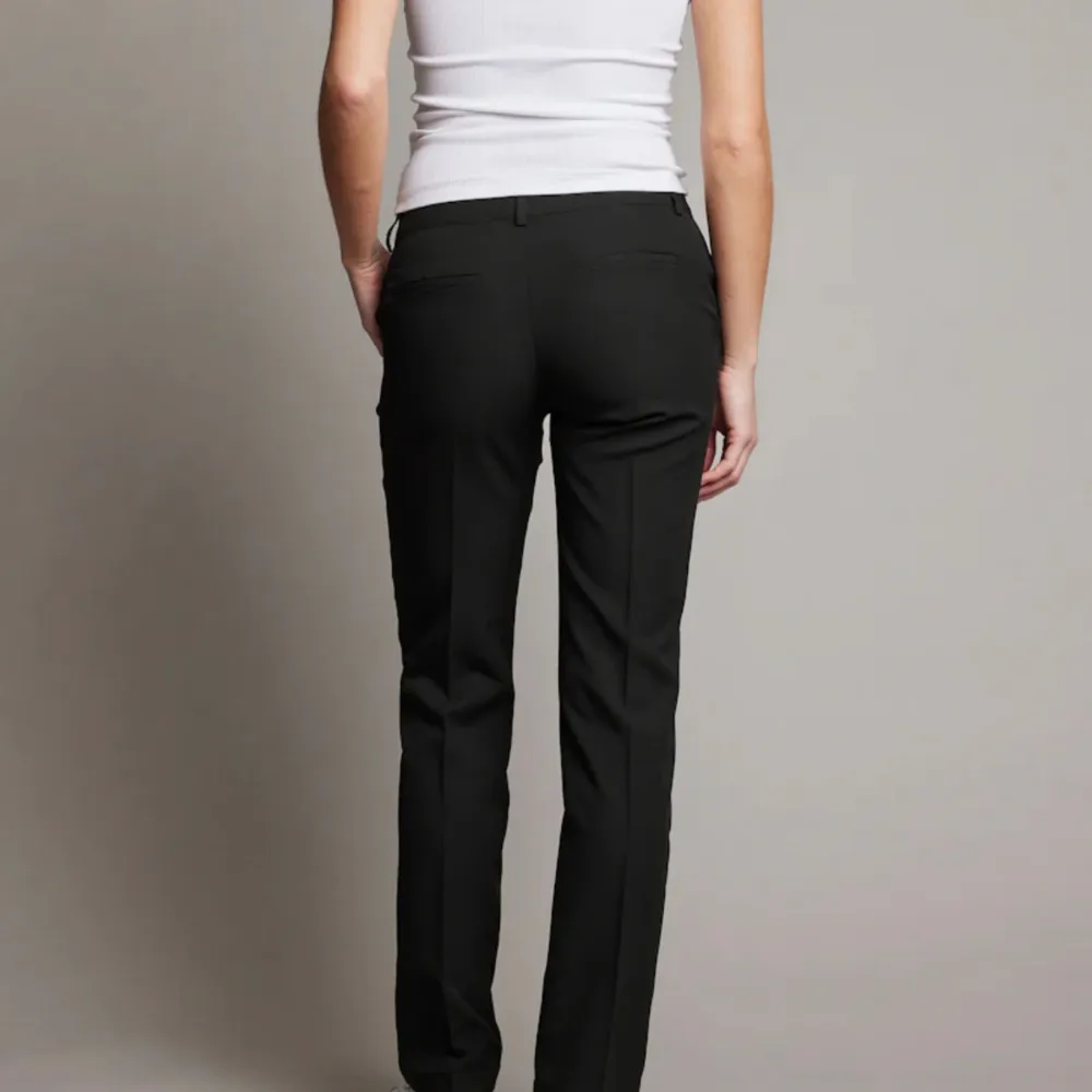 Bikbok lågmidjade kostymbyxor i model Vera bilderna är ifrån hemsida . Jeans & Byxor.