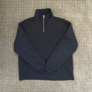 Quarter zip - Zara quarter zip. Sitter ganska oversize på mig. Är 190cm, 78kg och har relativt smal midja för min vikt och längd. Nypris 380, säljer för 200