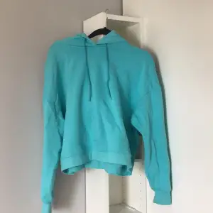 Blå hoodie med luva