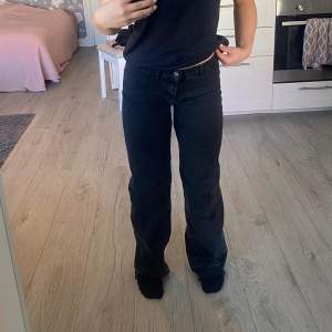 Säljer dessa svarta jeans från Wera. De är i storlek 36 och är i bra skick. Ny pris är 700kr så jag säljer de för 400kr!  