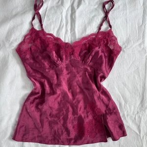 Topp - Så fin topp i 100% silk med reglerbara axelband 