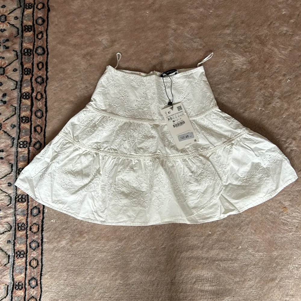Kort vit kjol från zara, storlek xs, köpte den begagnad men det har aldrig använda, säljer då den var för liten.. Kjolar.