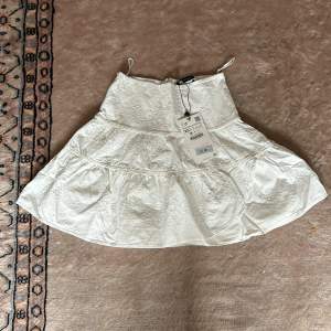 Kort vit kjol från zara, storlek xs, köpte den begagnad men det har aldrig använda, säljer då den var för liten.