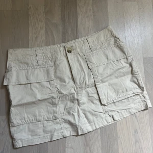 Kjol - Kjol i offwhite från lager 157 i storlek M, säljer för att den är för stor för mig! Kjolen kan sitta både högre upp över magen eller mer low waisted!