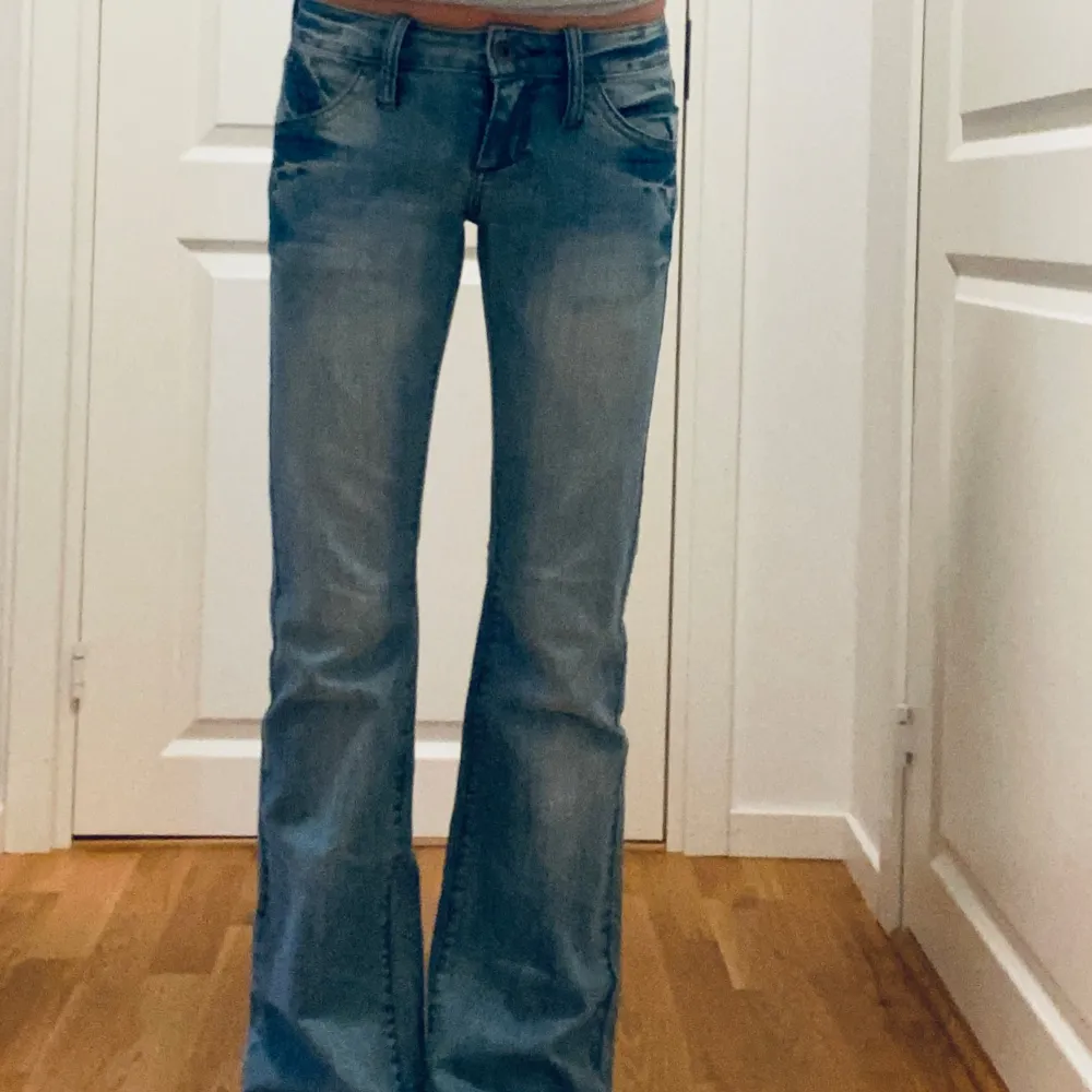 Bootcut jeans med detaljer på fickorna. Jeansen är i nyskick. Midjemått är ca 37 och innerbenslängd är ca 83.. Jeans & Byxor.