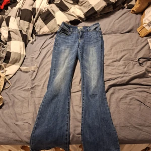 bootcut jeans från madlady  - de är bara använda ett fåtal gånger. De är stretchiga och väldigt sköna. de formar även kroppen bra. de är köpta för 599 kr
