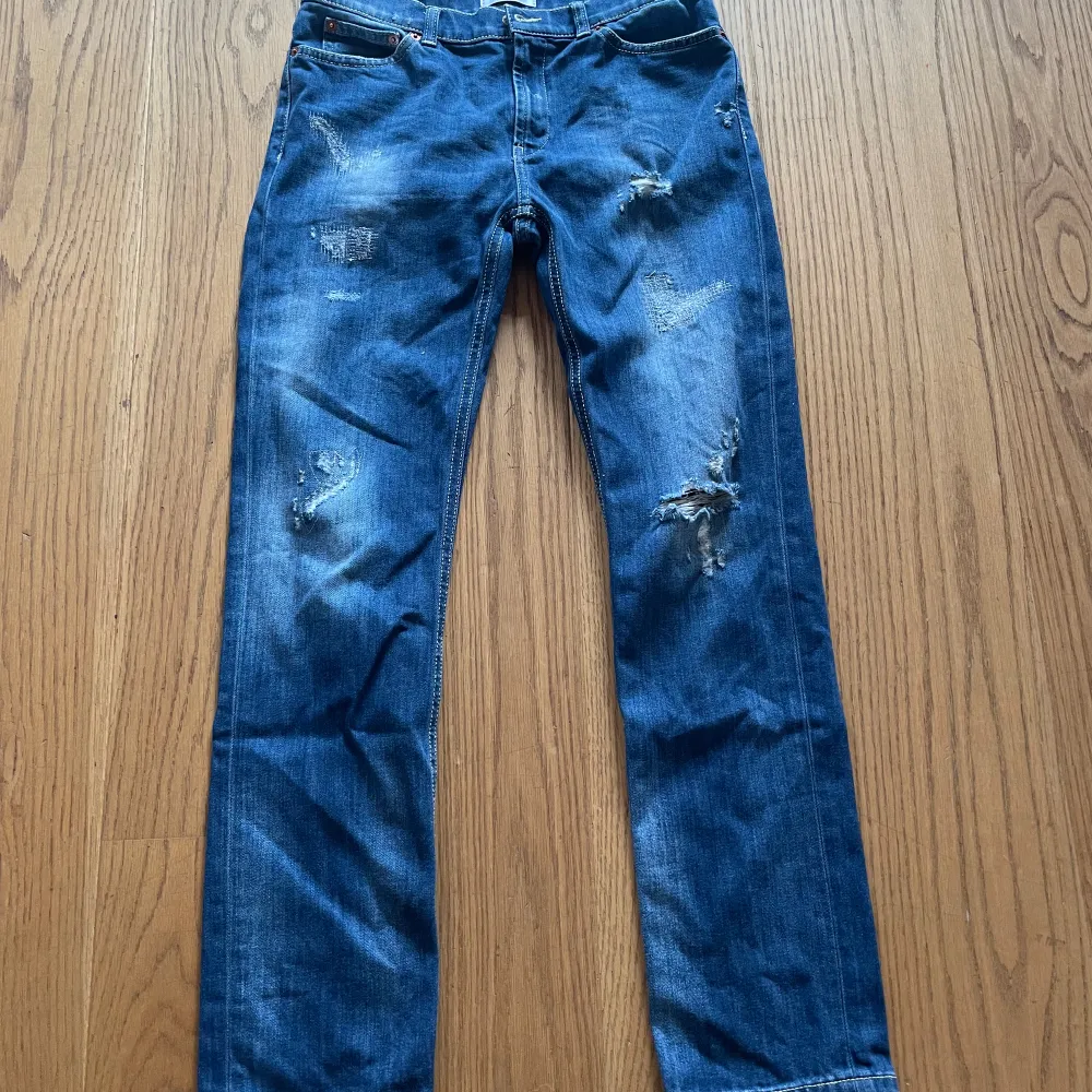 Säljer min knappt använda dondup jeans, har kvitto. Köpta ny pris för 3500kr Säljer dom för 1000kr Knappt använda som sagt. Storlek XL i kids alltså storlek 170-176. Jeans & Byxor.