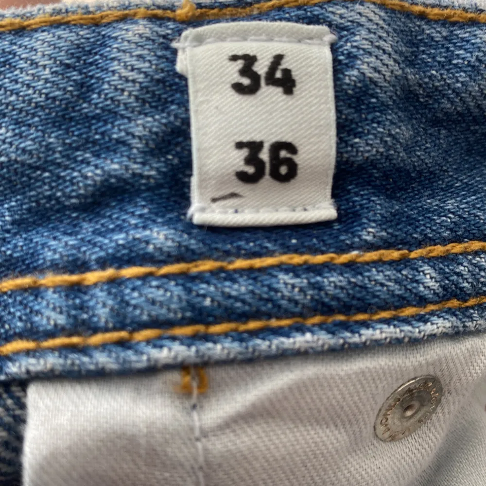 Säljer dessa knappt använda jeans i väldigt bra skick, har inte hittat en användning för dom eftersom jag föredragit andra jeans i min garderob. Hör av er vid minsta lilla! Är 191 som referens.. Jeans & Byxor.