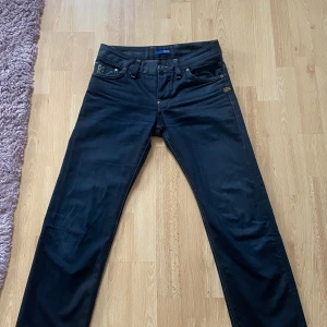 Blåa G-Star jeans   - Säljer min pappas G-star jeans. De är helt oanvända de finns inga fläckar på dom. Dessa jeans går inte att köpa längre i affärer. Skriv om du har några frågor. Säljer dom för 1000kr 