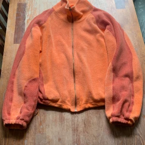 Gmbh fleece - Knallorange fleece från gmbh tjock varm fleece från gmbh. Boxy passform, kan justeras för lös eller cropped passform. Storlek xs men kan passa likaväl som M  Hojta med frågor eller erbjudanden