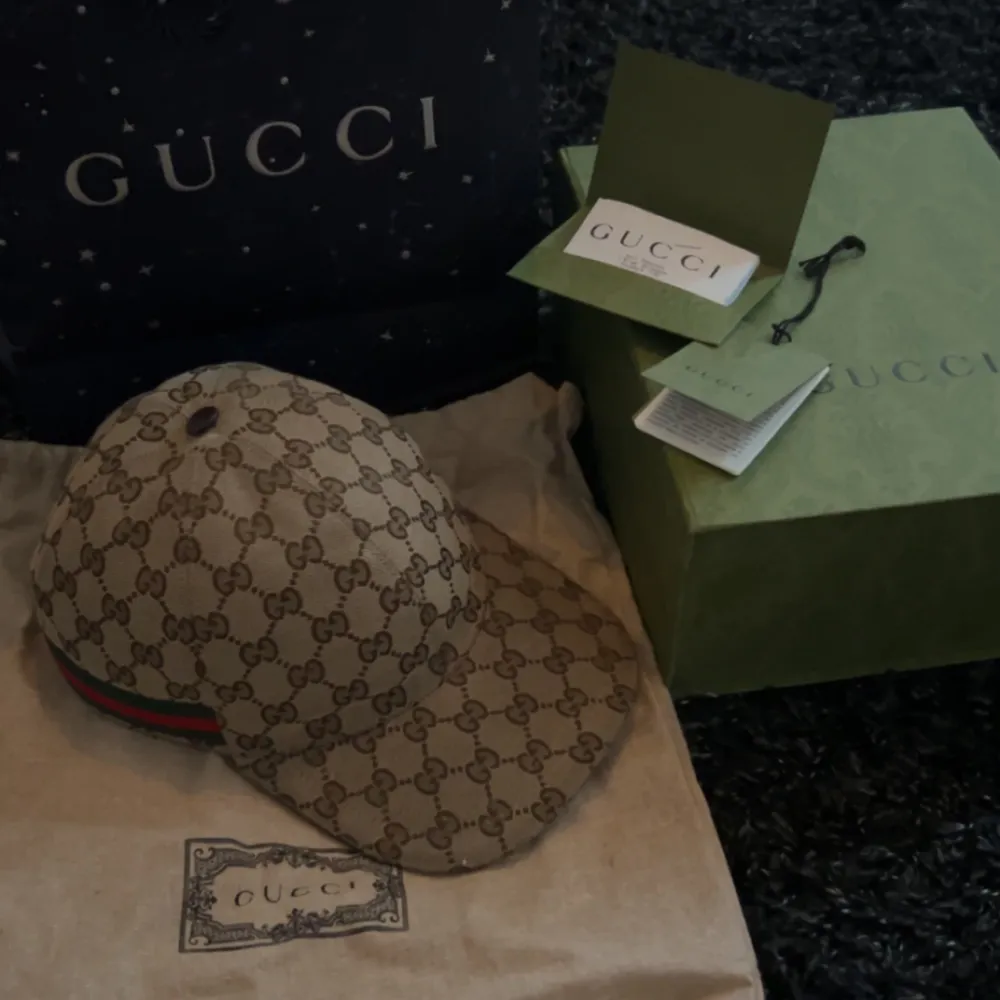 Gucci Keps Beige Storlek M Sparsamt använd Haft i cirka ett år Kvitto och allt annat original finns  Pris: 3000kr. Accessoarer.