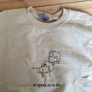 Call me by your name sweatshirt - Säljer denna jättefina sweatshirt med broderat tryck från filmen call me by your name🤍. Köpte den från etsy och den är sparsamt använd☺️. Jättebra kvalite och jag riktigt mjukt material inuti. Storlek S/M. Skriv gärna vid frågor 🤍