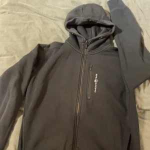Sail racing hoodie  - Snygg Sail racing hoodie i bra skick storlek L men är som storlek M(Vid snabb affär kan jag gå ner i pris) skriv för mer bilder