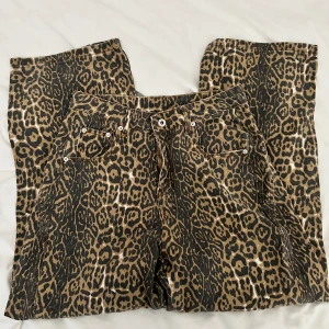 Leopard jeans storlek 38/40 - Säljer ett par helt nya leopardjeans, storlek XL men liten i storlek så uppskattningsvis en 38/40! Låg midja och vida raka ben! Supersnygga! Säljer då jag beställt ett par andra! Säljer även storlek 36/38