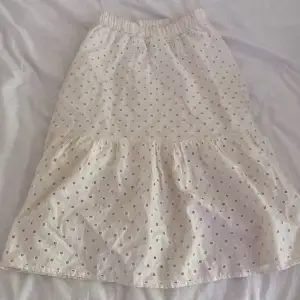 Jättefin kjol i bra kvalitet, använt 2 gånger Frakt= 39 kr