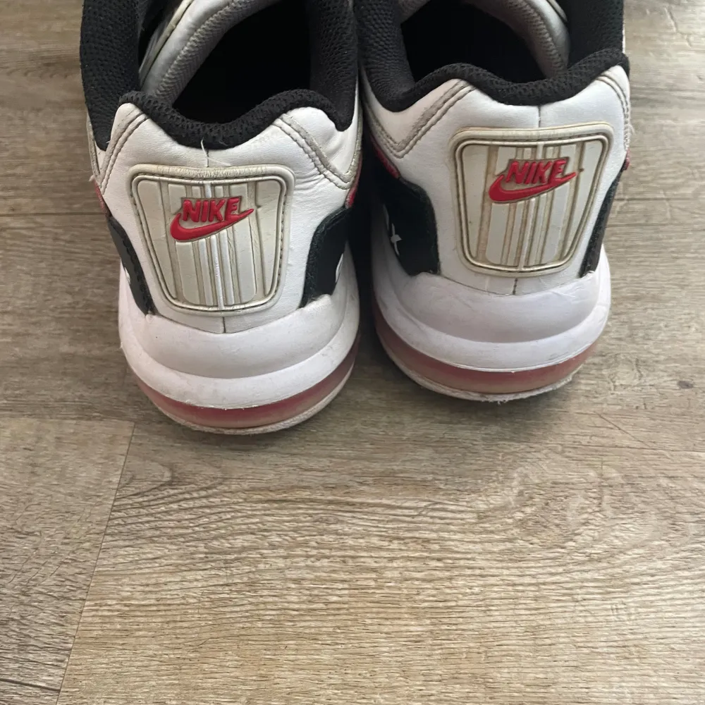 Nike air Max sneakerskor, storlek 43. Skorna är i använt skick. Färg röd, svart och vit med detaljer. Kommer inte med originalboxen. Prutning är möjligt. Frakt är möjligt men också avhämtas. Kontakta mig för mer bilder och ytligare mer information.. Skor.