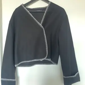 Fin tröja från Gina som kan användas som både kofta och vår jacka. Går att ha öppen och stängd. Inga fläckar eller hål utan är i bra skick. 