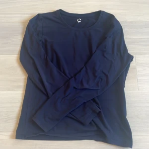 Säljer en marinblå tröja - Säljer en marinblå tröja från Cubus. Den är använd ganska mycket men hel och fint skick. Ny pris är 199kr mitt pris är 80kr. 