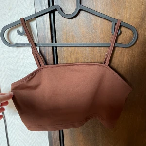 Topp - Brun kort topp passar till de mesta🌸