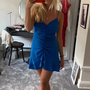 (Lånade bilder) Blå klänning från zara i storlek xs.💕