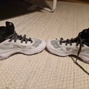 Nya sneakers inköpta i USA, är storlek EU storlek 39, US storlek 7, små i storleken så passade ej mig. Inte använda. Köpta i america så ingen låda 