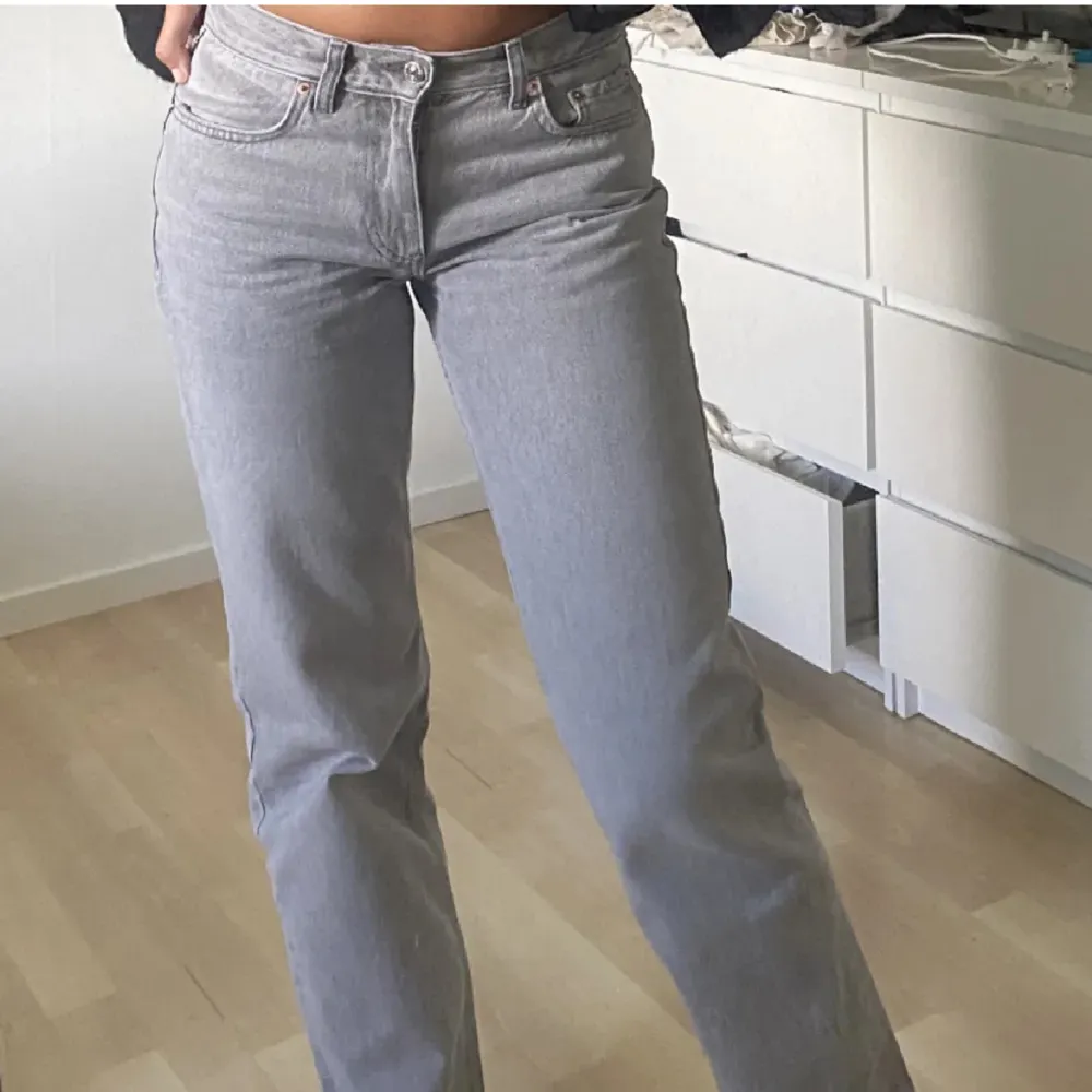 Lågmidjade jeans från Gina tricot. Stl 34 har ej egna bilder pga för små Nypris 499 Köp direkt 300.. Jeans & Byxor.