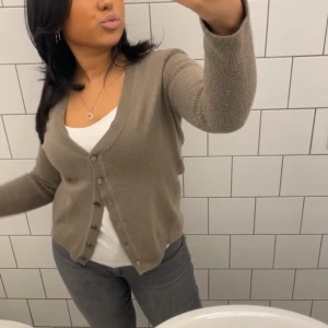 Armani kofta - Stickad ljusbrun Armani kofta i bra skick. Passar på mig som vanligtvis har S. Kommer ej till användning.