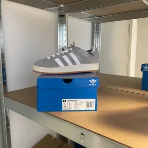 Säljer ett par helt nya gråa adidas campus 00 i storlek 38. Extra snören och kvitto finns. Skriv vid intresse.