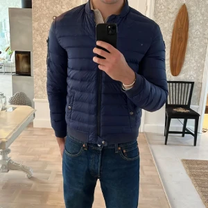 Ralph Lauren jacka - En mycket fin marinblå jacka från Ralp Lauren. Nypris 1399. Nu 399. Xs-s