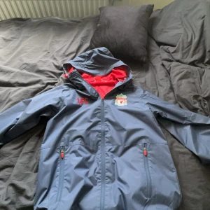 Liverpool vind jacka  - Säljer min livepool vind jacka köpte den i London för 1200kr aldig använt den oxh nu vill jag sälja den 