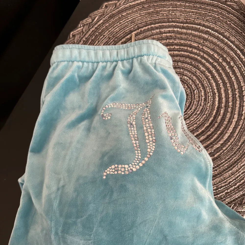 Ljusblå juicy couture byxor i storlek S Fint skick  400kr plus frakt . Jeans & Byxor.