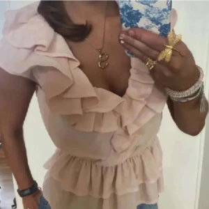 Volangtopp från hm - Säljer denna super söta trendiga topp från hm!💕 Bra skick och är endast använd ett fåtal gånger🥰Kontakta för fler bilder eller frågor! (Inte mina bilder)