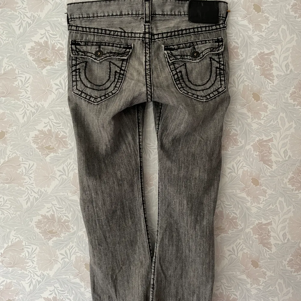 True Religion Ricky Super T Relaxed fit for a baggy and comfy fit. Lovely pair for the summer!  Waist - 44cm Inseam - 82 Leg opening - 23. Jeans & Byxor.