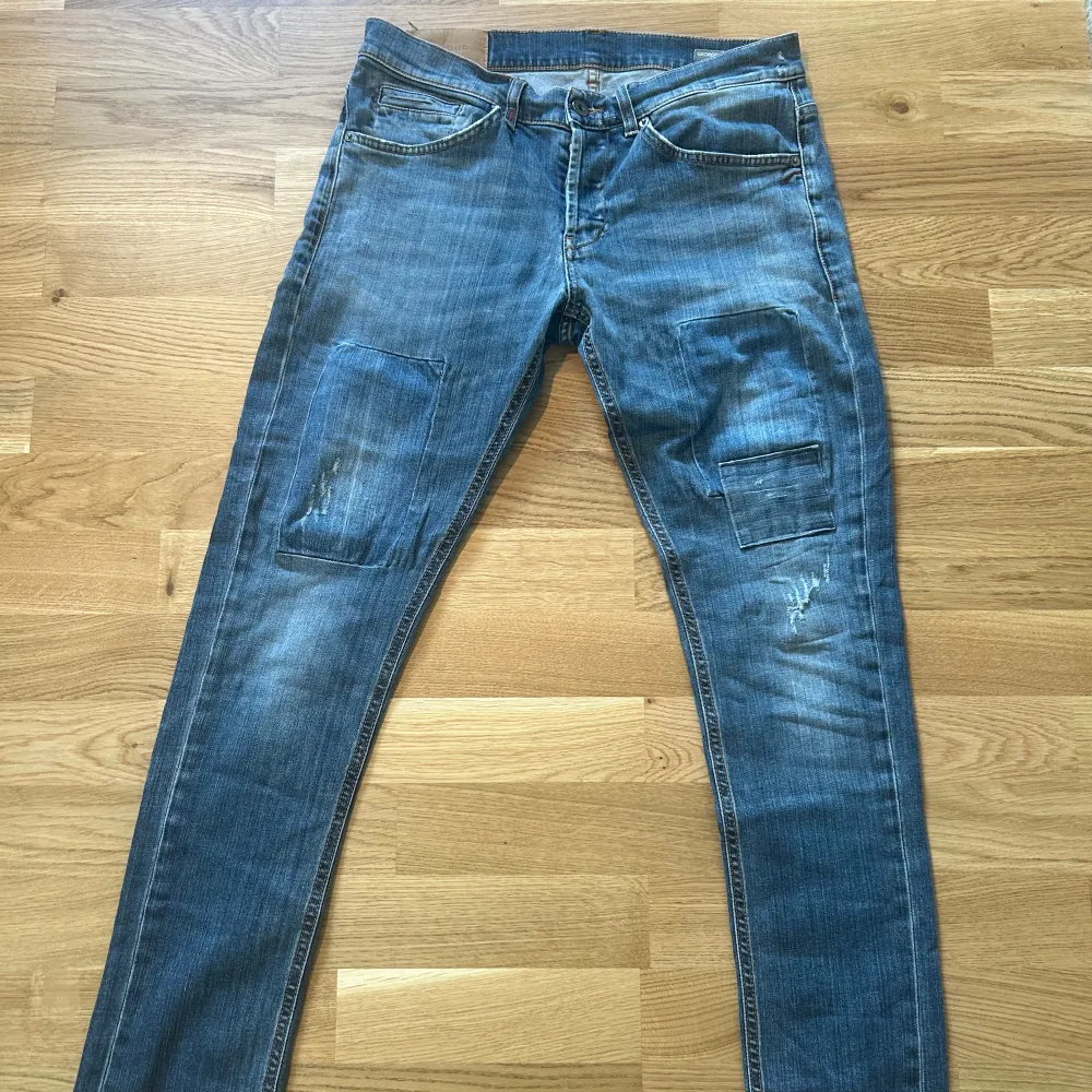 Säljer dessa snygga Dondup Jeans, modell George skinny fit. Storlek 33, sitter väldigt bra i längden för någon runt 170-175cm. Skick 8/10. . Jeans & Byxor.