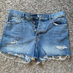 Super snygga ljusblåa low waisted jeans shorts som tyvärr är för små och knappt använda.