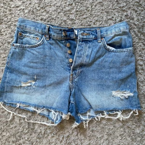 Jeans shorts  - Super snygga ljusblåa low waisted jeans shorts som tyvärr är för små och knappt använda.