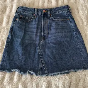 Jättefin jeans kjol i den perfekta mörkblåa färgen i storlek 36💙