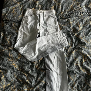 Levis jeans - Ljusa Levis jeans med mörkare parti på insidan av benen, en fin cool detalj. 